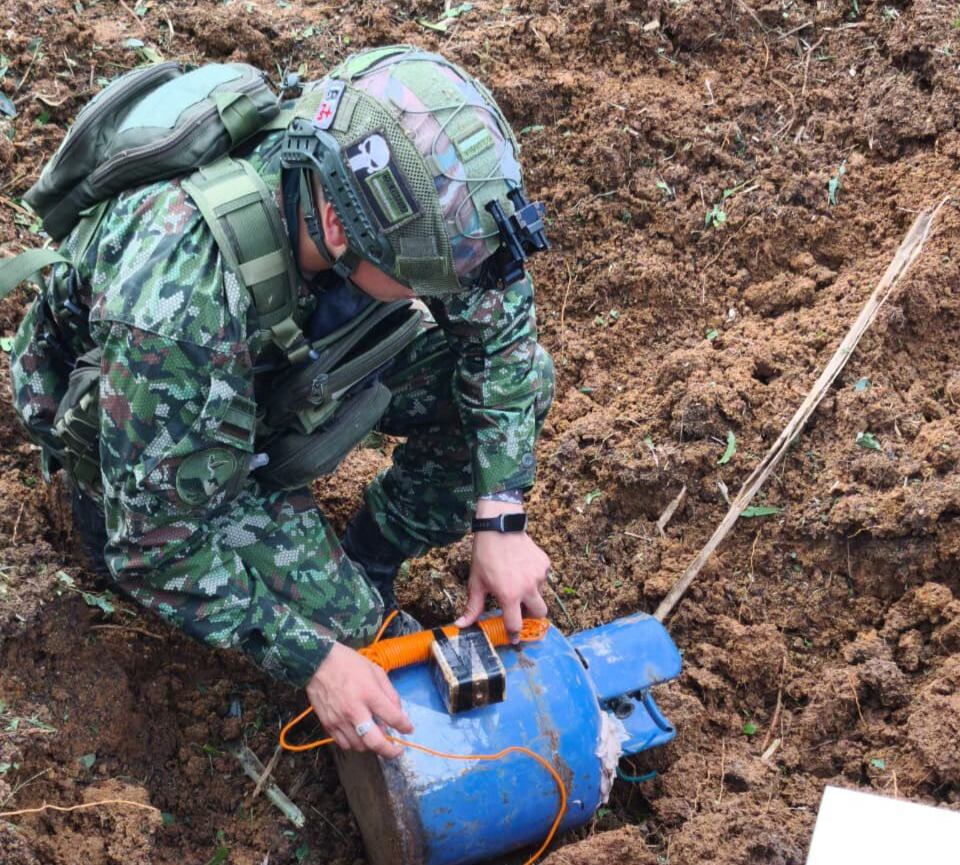 En la vereda El Vado en jurisdicción del municipio de Mercaderes se destruyeron de forma controlada cuatro explosivos. Crédito: Ejército Nacional.