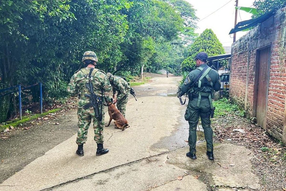 Un equipo especializado con caninos antiexplosivos inspeccionaron el lugar para descartar nuevas amenazas. Crédito: Red de Apoyo. 