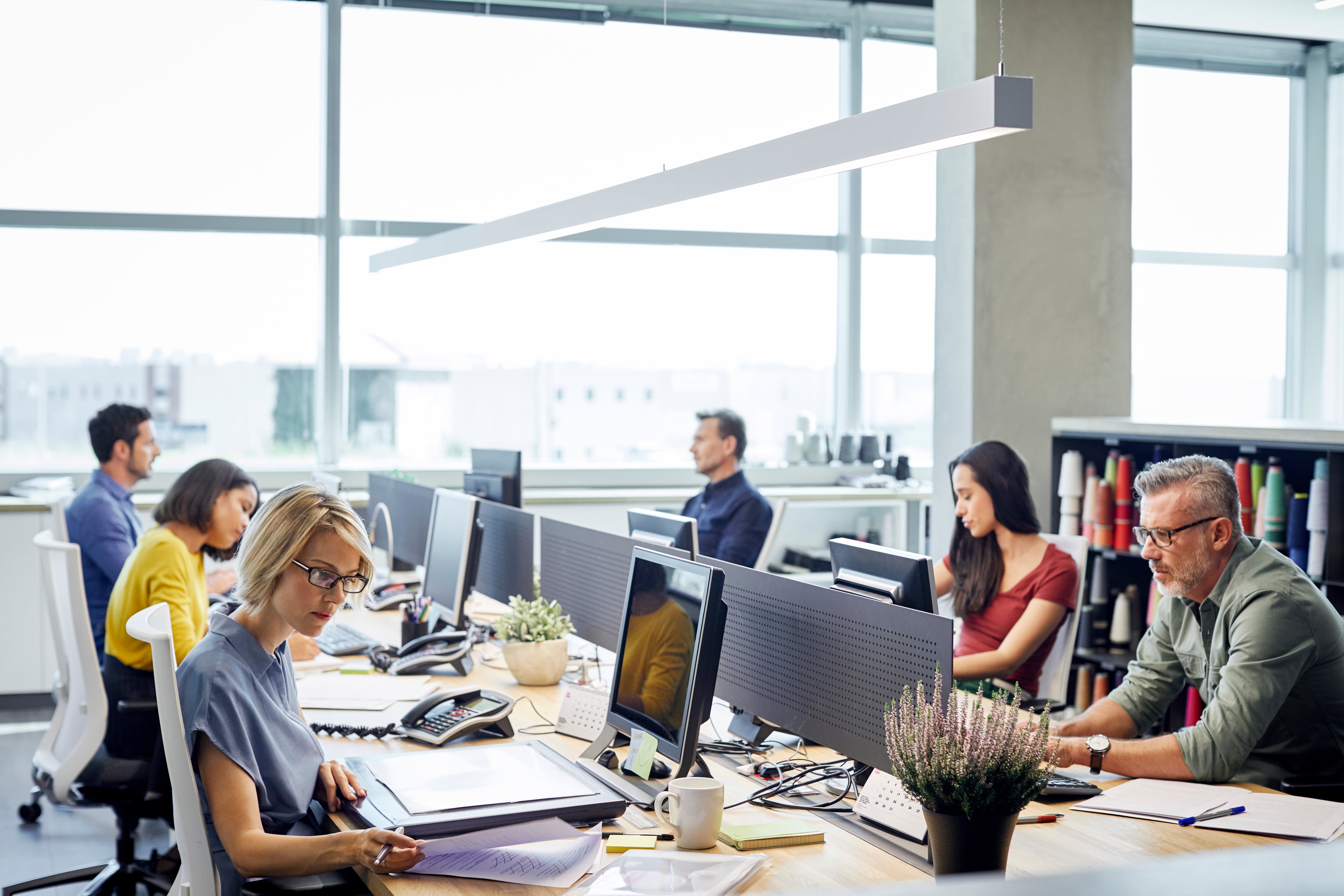 Imagen de referencia personas trabajando en una oficina utilizando computadores / Foto: GettyImages