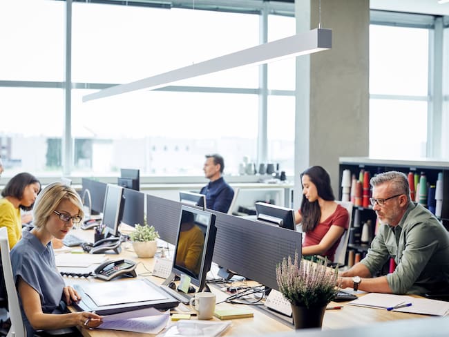 Imagen de referencia personas trabajando en una oficina utilizando computadores / Foto: GettyImages