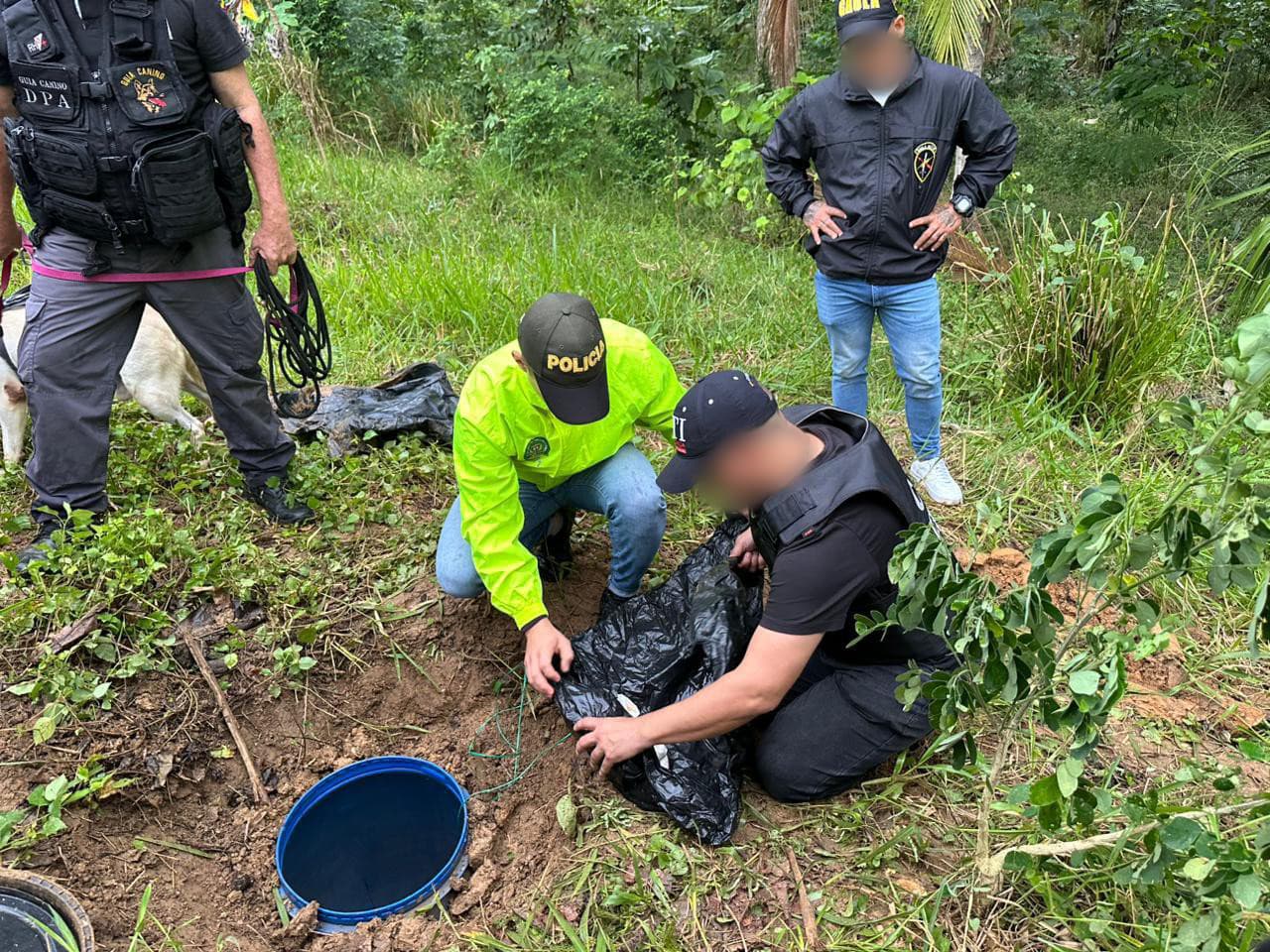 Hallan caleta con armas de fuego en zona rural de Montería: una persona fue capturada. Foto: prensa Policía.