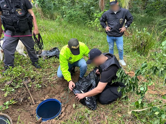 Hallan caleta con armas de fuego en zona rural de Montería: una persona fue capturada. Foto: prensa Policía.