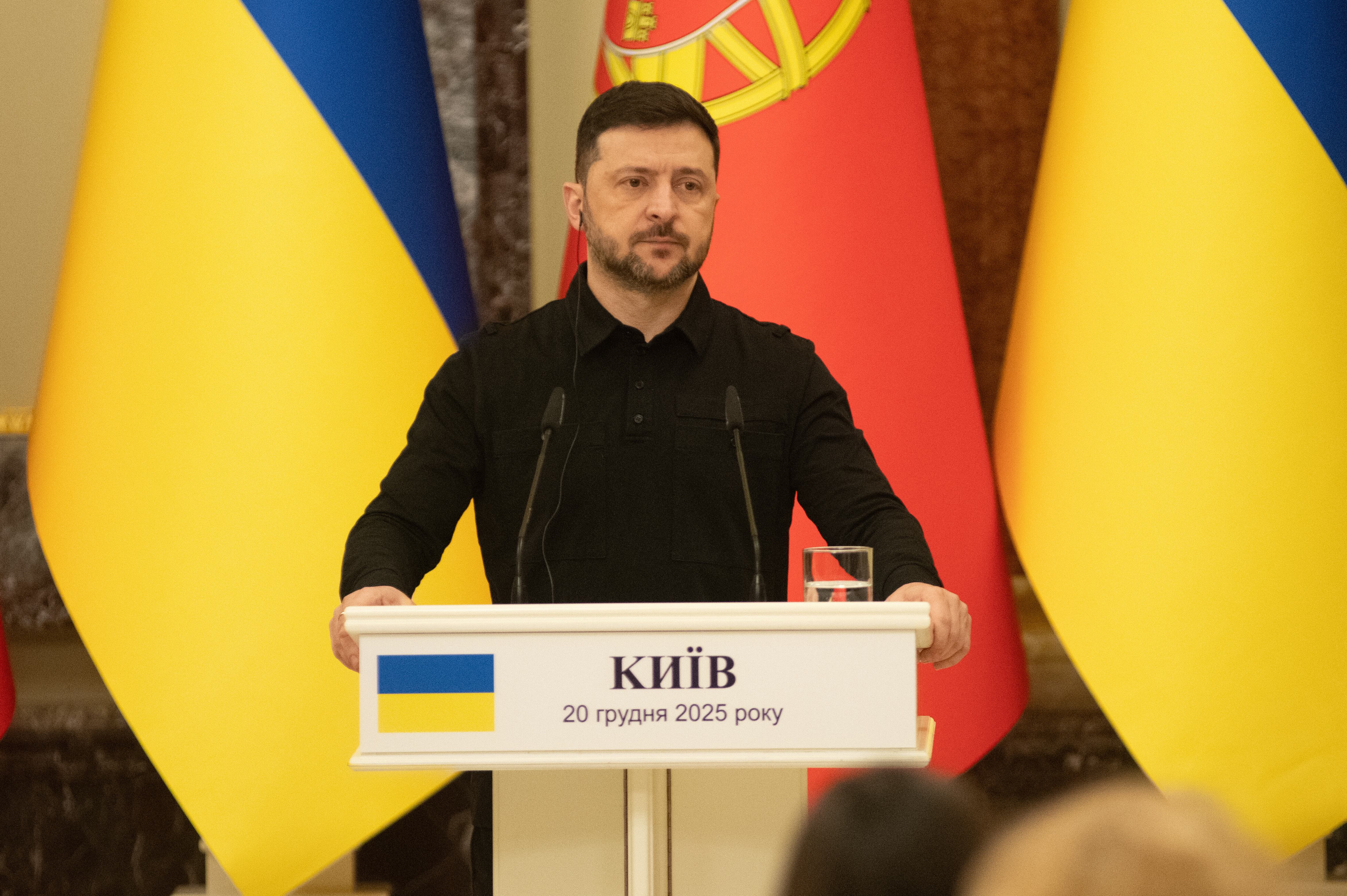 El presidente Volodímir Zelenski, en una declaración conjunta con el presidente de Portugal, Luis Montenegro. FOTO: Stringer/Anadolu vía Getty Images