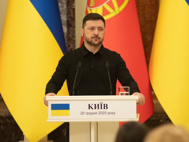 El presidente Volodímir Zelenski, en una declaración conjunta con el presidente de Portugal, Luis Montenegro. FOTO: Stringer/Anadolu vía Getty Images