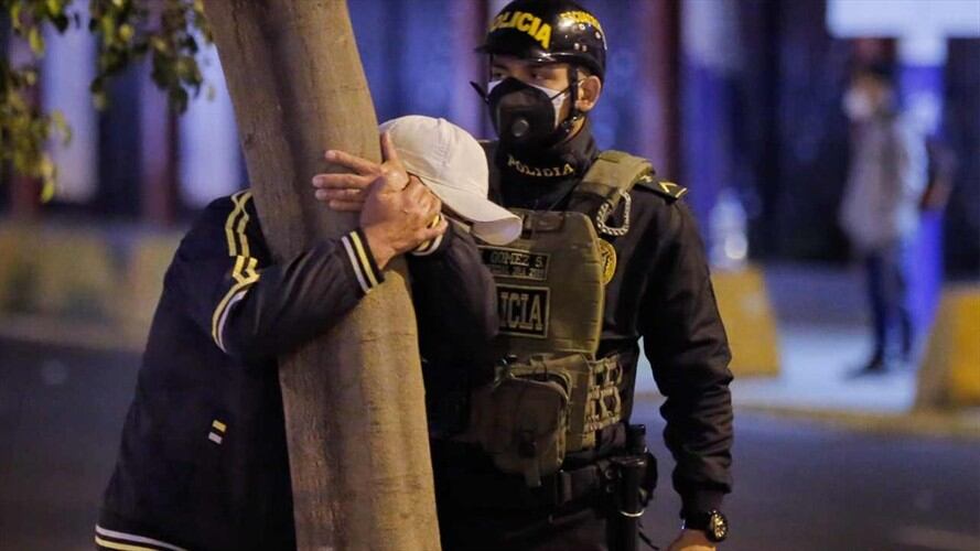 Un hombre lamenta la pérdida de uno de sus familiares. . Foto: AFP