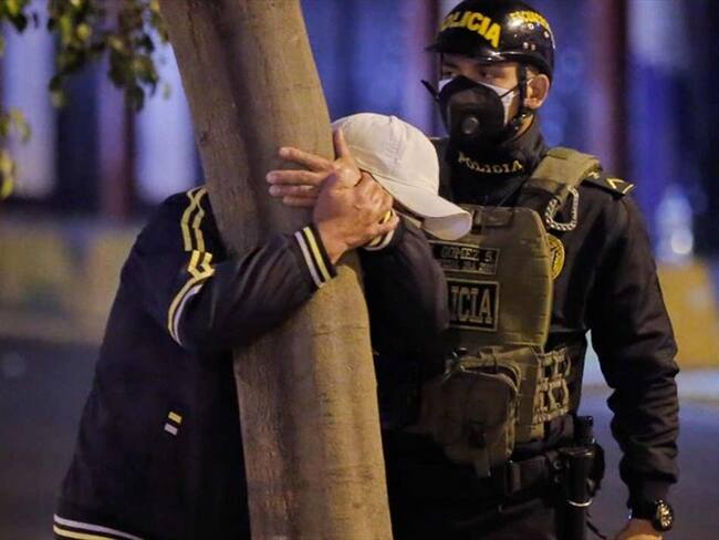 Un hombre lamenta la pérdida de uno de sus familiares. . Foto: AFP