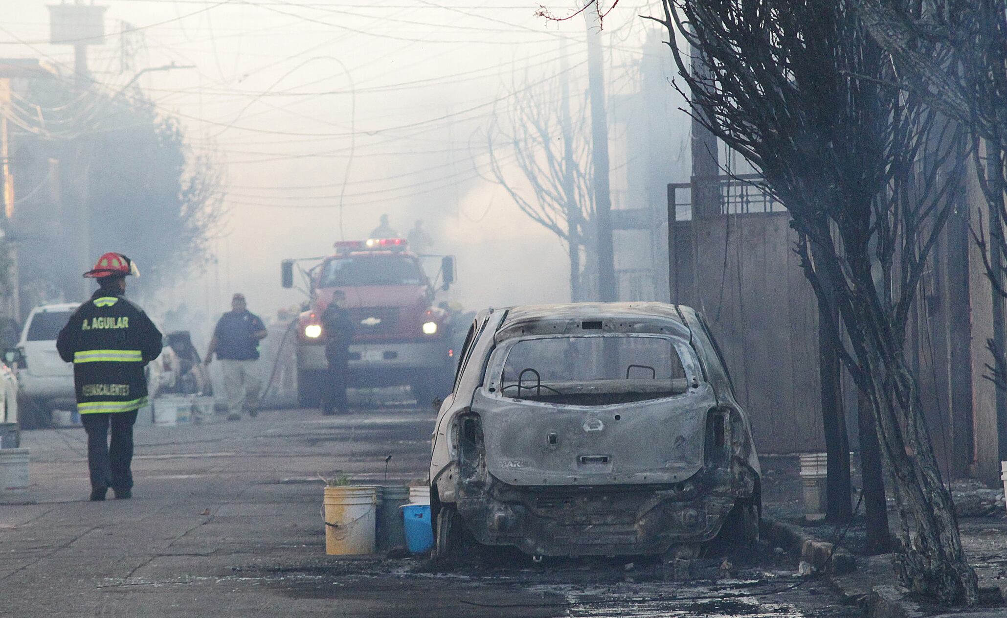 Vista de un automóvil quemado después del choque entre un tren y un carro tanque cargado con gasolina en la ciudad de Aguascalientes, México. Foto: EFE.