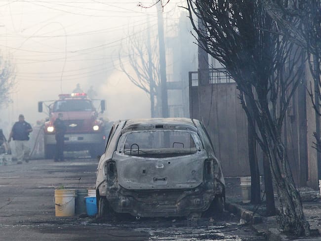 Vista de un automóvil quemado después del choque entre un tren y un carro tanque cargado con gasolina en la ciudad de Aguascalientes, México. Foto: EFE.