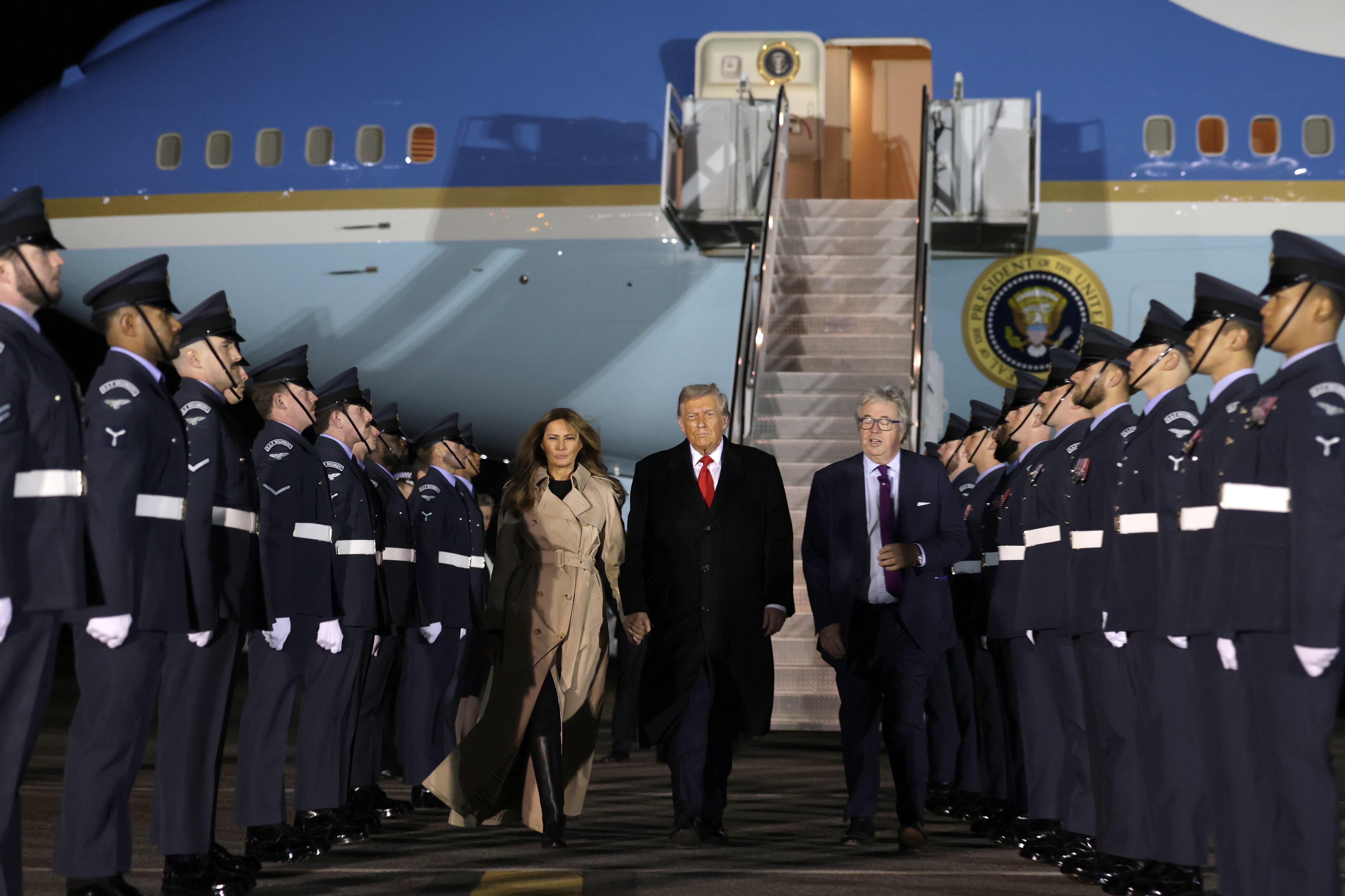 El presidente de Estados Unidos, Donald Trump, y la primera dama, Melania Trump, salen del Air Force One tras llegar al Aeropuerto Stansted de Londres para una visita de Estado el 16 de septiembre de 2025 en Stansted, Essex. (Foto de Anna Moneymaker/Getty Images)