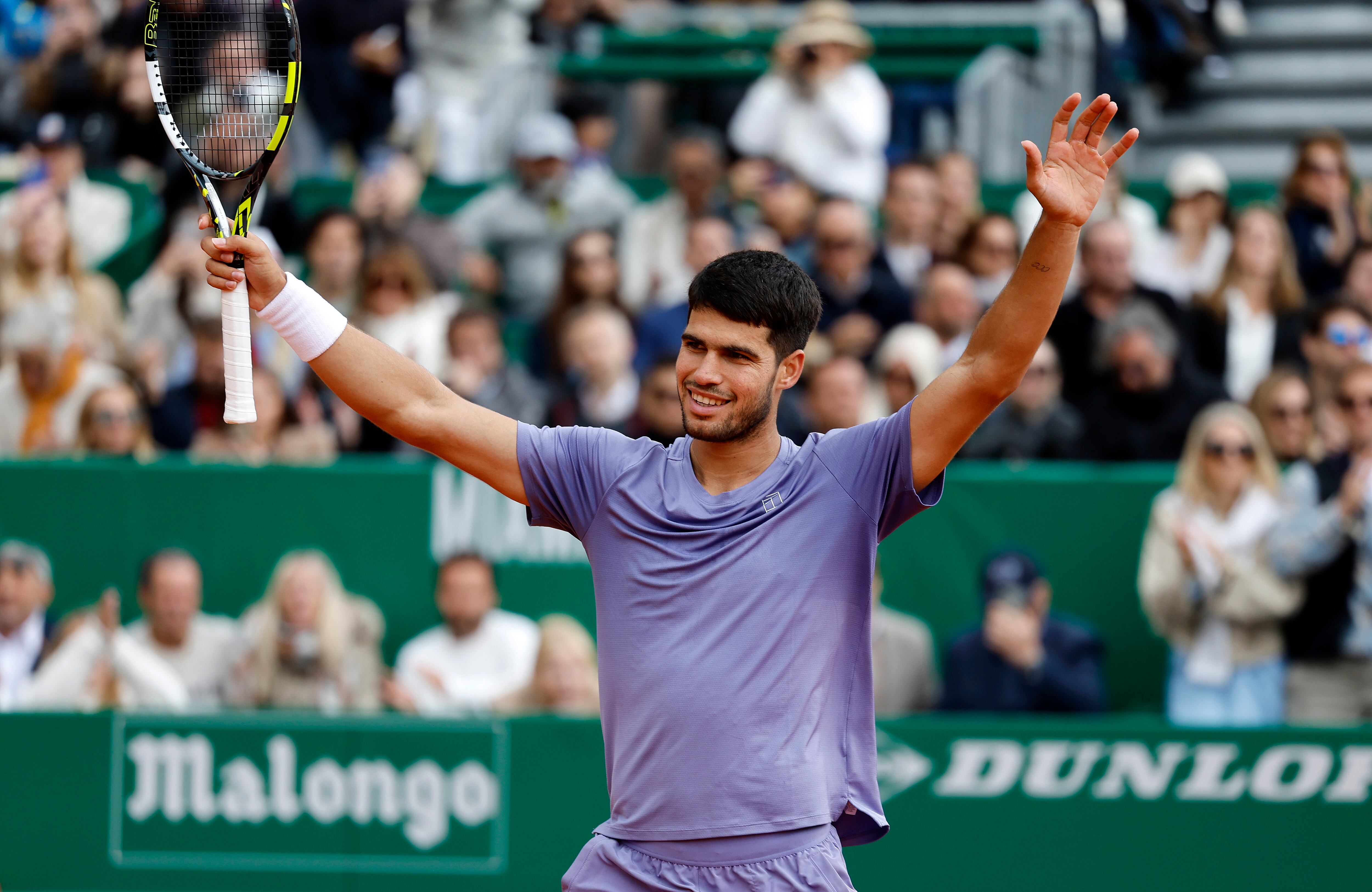 El tenista español, Carlos Alcaraz, celebra su victoria en la final del ATP de Montecarlo ante Lorenzo Musetti. FOTO: EFE/EPA/SEBASTIEN NOGIER