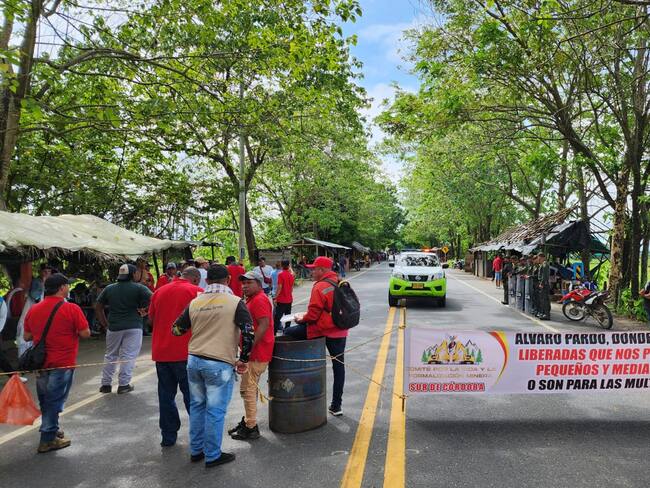 Bloqueo en la Troncal del Caribe, a la altura de Buenavista, Córdoba. Foto: Policía.