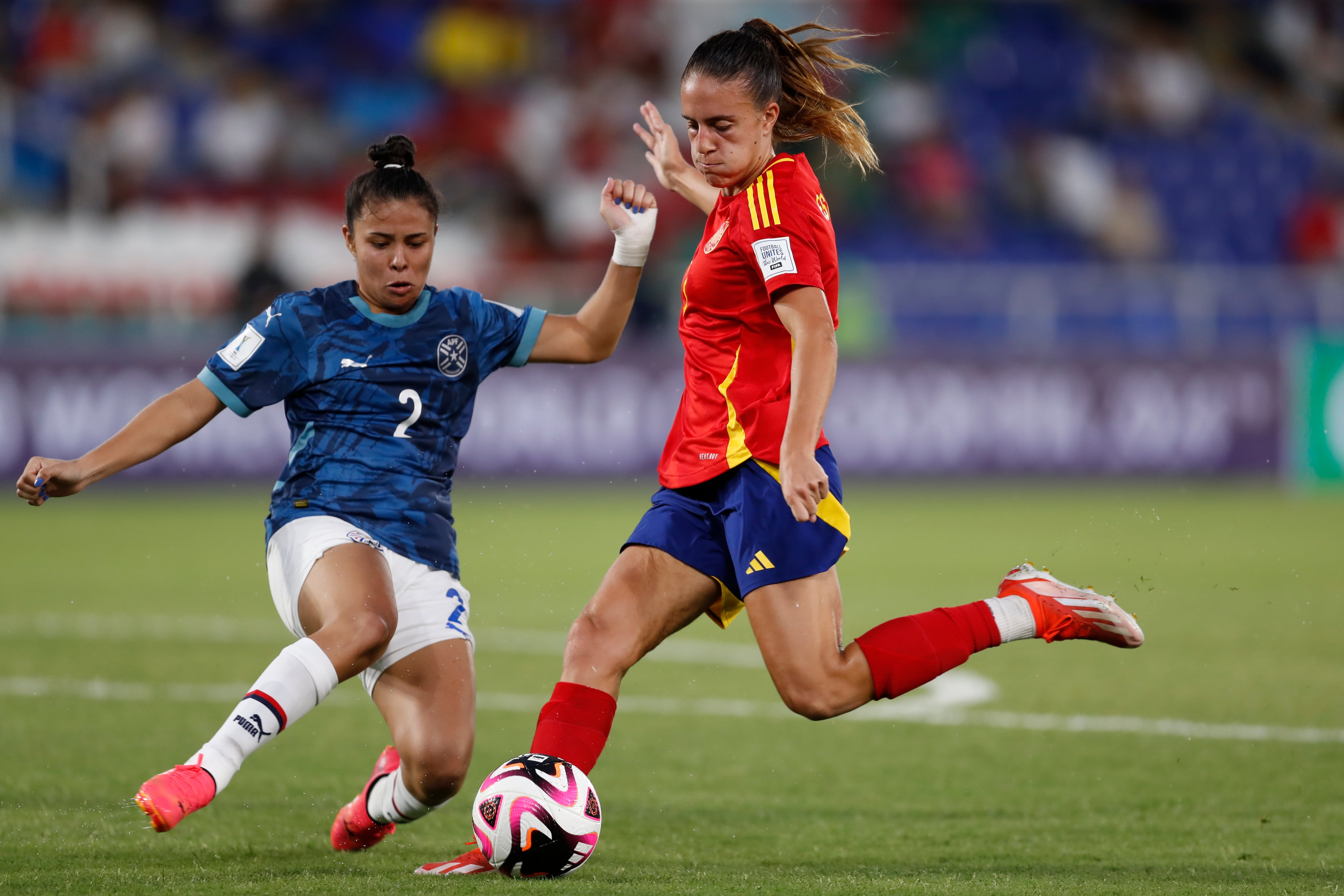 AME5798. CALI (COLOMBIA), 04/09/2024.- Judit Pujols (d) de España disputa un balón con Milagros Rolon de Paraguay este miércoles, en un partido del grupo C de la Copa Mundial Femenina sub-20 entre las selecciones de España y Paraguay en el estadio de Pascual Guerrero en Cali (Colombia). EFE/ Ernesto Guzmán Jr.
