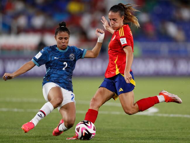 AME5798. CALI (COLOMBIA), 04/09/2024.- Judit Pujols (d) de España disputa un balón con Milagros Rolon de Paraguay este miércoles, en un partido del grupo C de la Copa Mundial Femenina sub-20 entre las selecciones de España y Paraguay en el estadio de Pascual Guerrero en Cali (Colombia). EFE/ Ernesto Guzmán Jr.