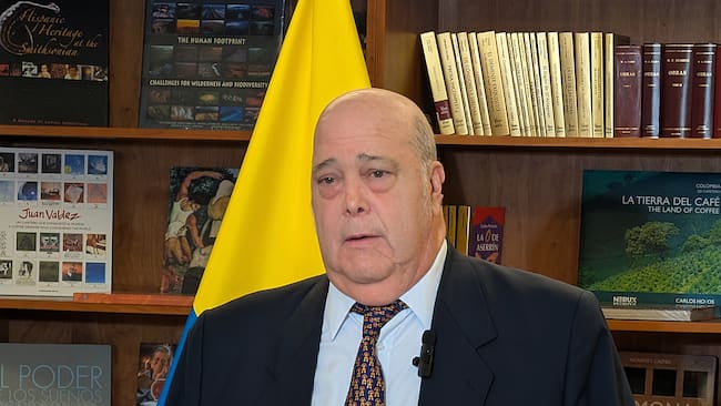 AME1614. WASHINGTON (ESTADOS UNIDOS), 08/07/2025.- El embajador de Colombia en Estados Unidos, Daniel García-Peña, habla durante una rueda de prensa este martes, en Washington (Estados Unidos). García-Peña regresó a Washington con el objetivo de enviar una señal de disposición por parte del Gobierno de Gustavo Petro para superar la crisis diplomática con la administración de Donald Trump. EFE/ Eduard Ribas Admetlla