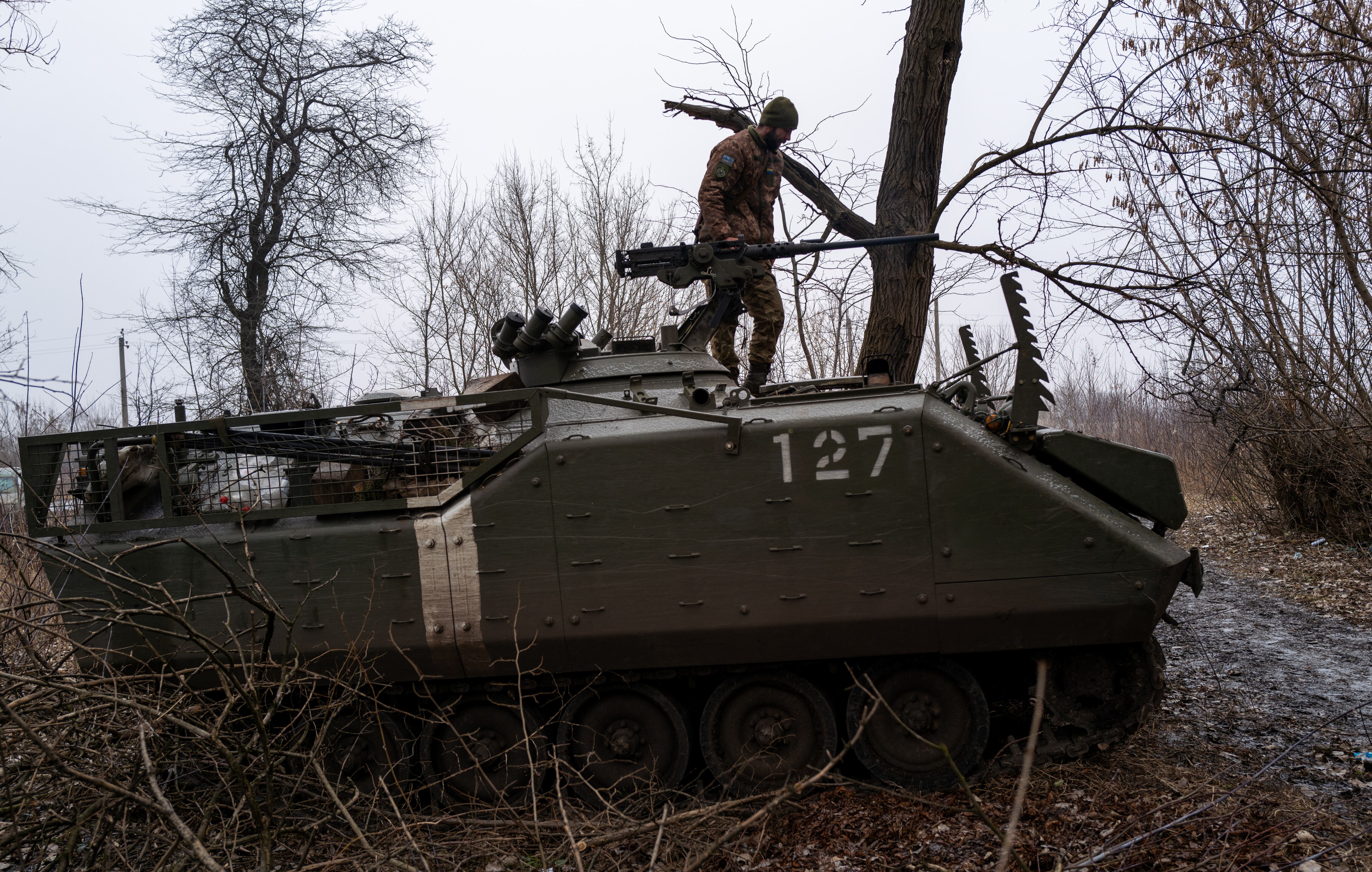 Un soldado prepara su vehículo cerca del frente de Bakhmut con Rusia el 22 de enero de 2023 en Chasov Yar, Ucrania. Foto de Spencer Platt/Getty Images.