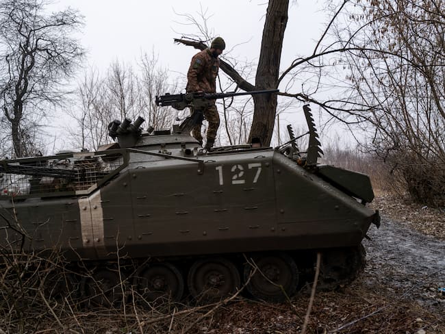 Un soldado prepara su vehículo cerca del frente de Bakhmut con Rusia el 22 de enero de 2023 en Chasov Yar, Ucrania. Foto de Spencer Platt/Getty Images.
