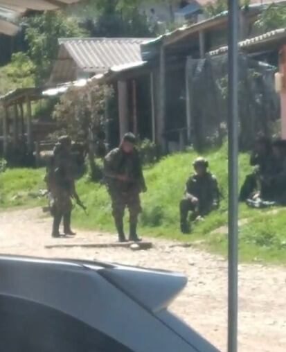 Los subversivos han realizado patrullajes por los caseríos. Crédito: red de Apoyo Cauca.