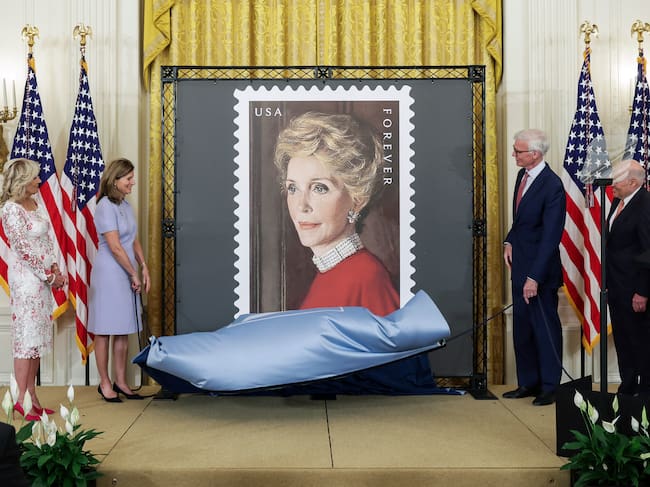 WASHINGTON, DC - JUNE 06: (L-R) First Lady Jill Biden, Anne Peterson, Nancy Reagan’s niece, Fred Ryan, Chairman of the Board of Trustees of The Ronald Reagan Presidential Foundation and Institute and Louis DeJoy, U.S. Postal Service Postmaster General, unveil the Nancy Regan stamp, in the East Room at the White House on June 06, 2022 in Washington, DC. The U.S. Postal Service unveiled the stamp honoring the legacy of First Lady Nancy Reagan and her role in helping to shape President Ronald Regan's Administration. (Photo by Kevin Dietsch/Getty Images)