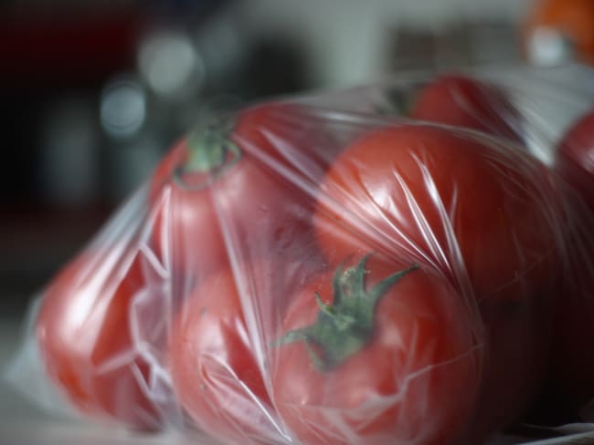 A partir de este 1 de enero, los supermercados franceses no podrán vender frutas y verduras embaladas en plástico si pesan menos de 1,5 kg