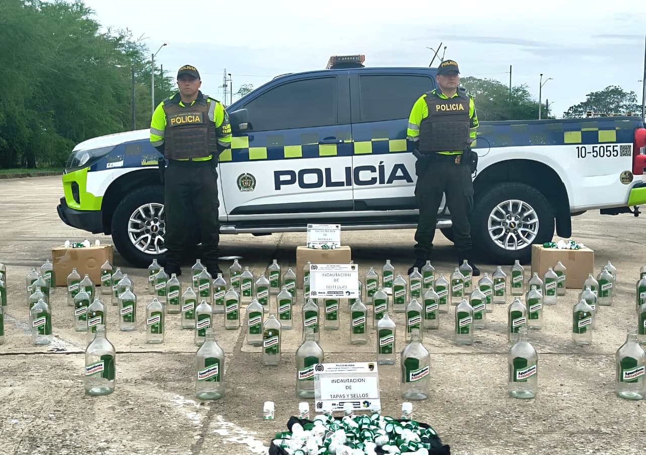 La Policía incautó más de 100 botellas listas para ser usadas en licor adulterado en Córdoba. Foto: Policía de Córdoba.