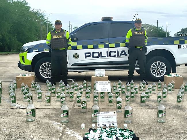 La Policía incautó más de 100 botellas listas para ser usadas en licor adulterado en Córdoba. Foto: Policía de Córdoba.