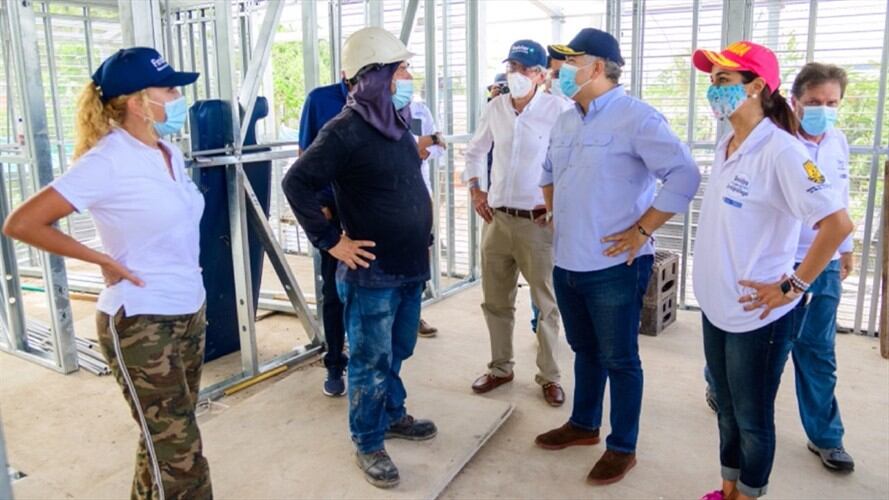 Presidente de Colombia, Iván Duque, viendo el avance de la reconstrucción de  Providencia. Foto: Presidencia de la República