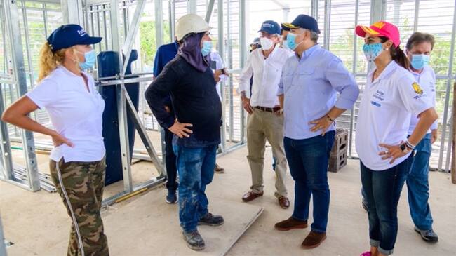 Presidente de Colombia, Iván Duque, viendo el avance de la reconstrucción de Providencia. Foto: Presidencia de la República