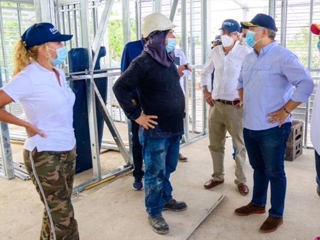 Presidente de Colombia, Iván Duque, viendo el avance de la reconstrucción de Providencia. Foto: Presidencia de la República