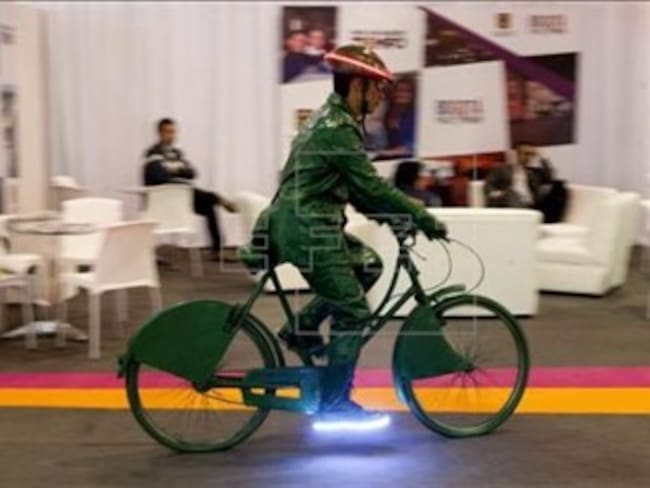 Un hombre conduce una bicicleta durante la inauguración del evento Smart City Expo el 2 de octubre de 2013, en Bogotá. Foto: Archivo EFE