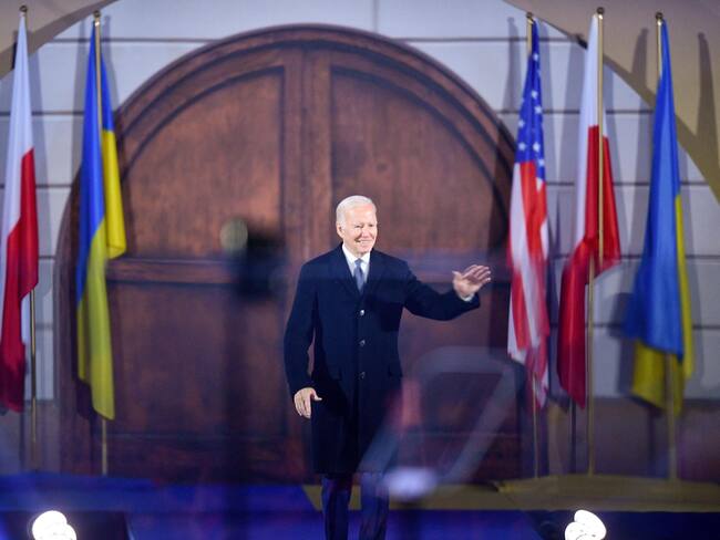 El presidente de Estados Unidos, Joe Biden, pronuncia un discurso en los jardines traseros del Castillo Real, en Varsovia, Polonia. 21 de febrero 2023. Foto: EFE.