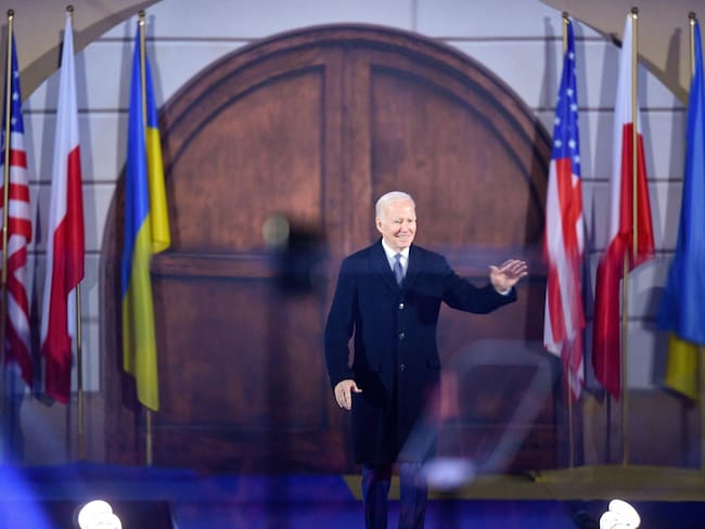 El presidente de Estados Unidos, Joe Biden, pronuncia un discurso en los jardines traseros del Castillo Real, en Varsovia, Polonia. 21 de febrero 2023. Foto: EFE.