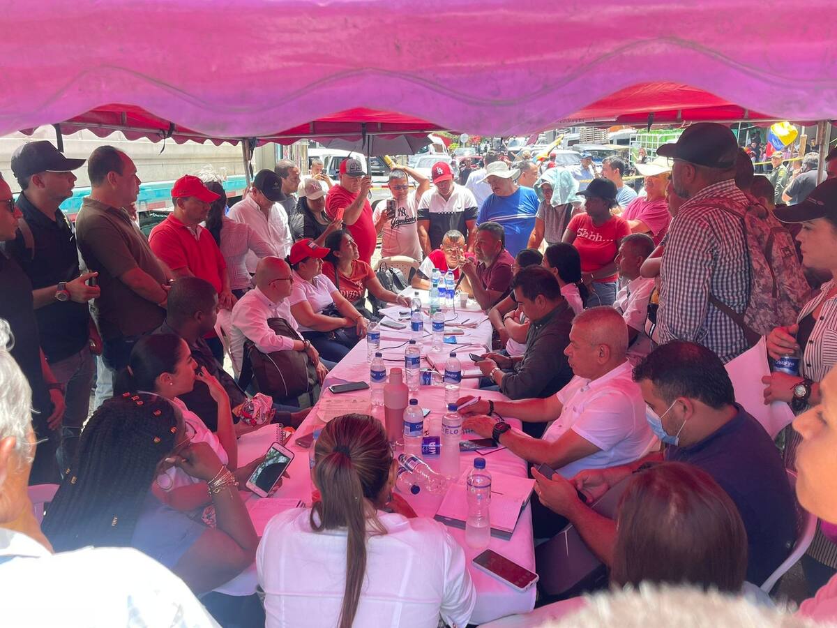 Levantan bloqueo en vía Buga - Buenaventura tras acuerdo con el Gobierno Nacional