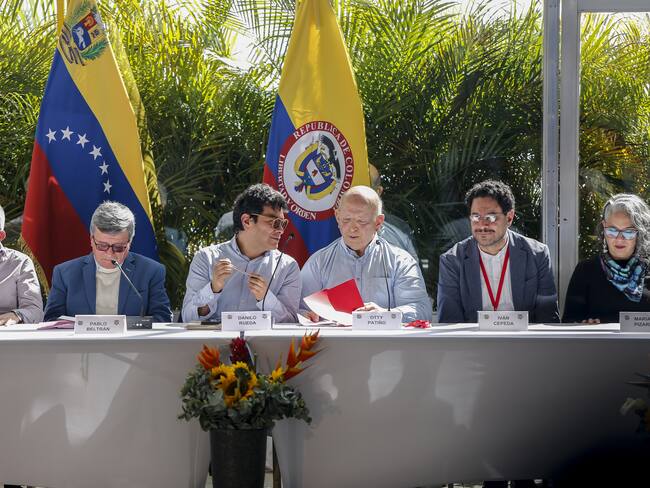 Mesa de negociación entre ELN y Gobierno Nacional en Caracas, Venezuela..  Foto de Pedro Rances Mattey/Agencia Anadolu vía Getty Images.