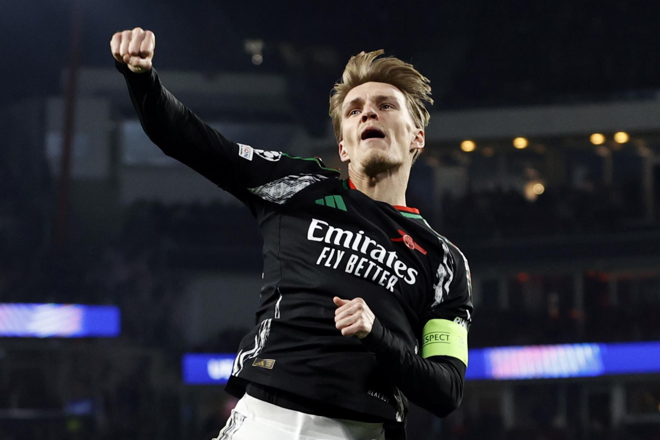 Martin Odegaard del Arsenal FC celebra el cuarto gol en los octavos de final de la Champions League. FOTO: EFE/EPA/MAURICE VAN STEEN