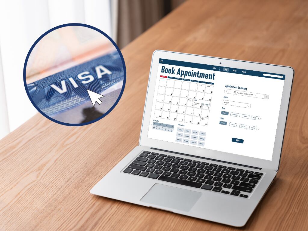 Un computador sobre un escritorio para agendar una cita y de fondo una visa de Estados Unidos (Fotos vía Getty Images)