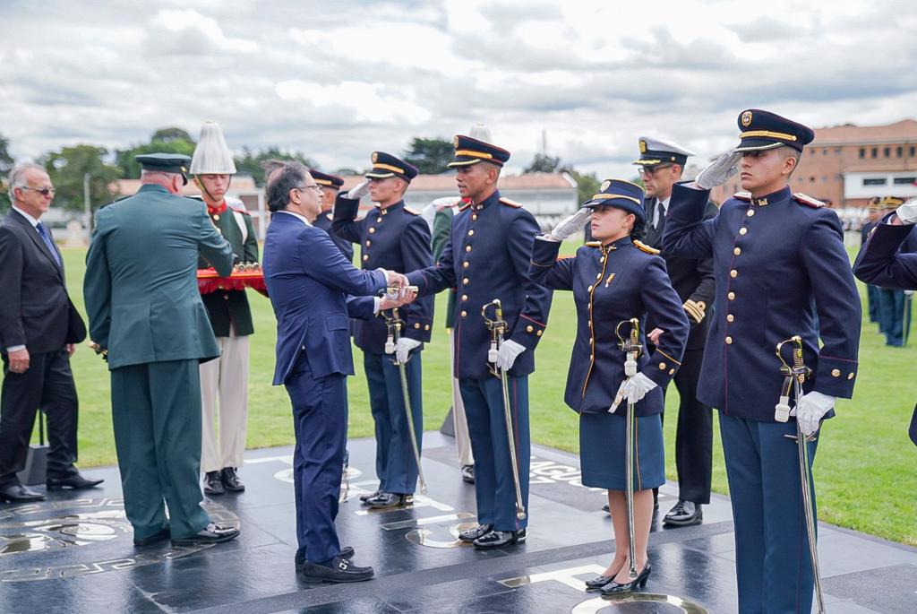 Ante el presidente Petro se graduaron 235 subtenientes del Ejército. Foto: Ejército.