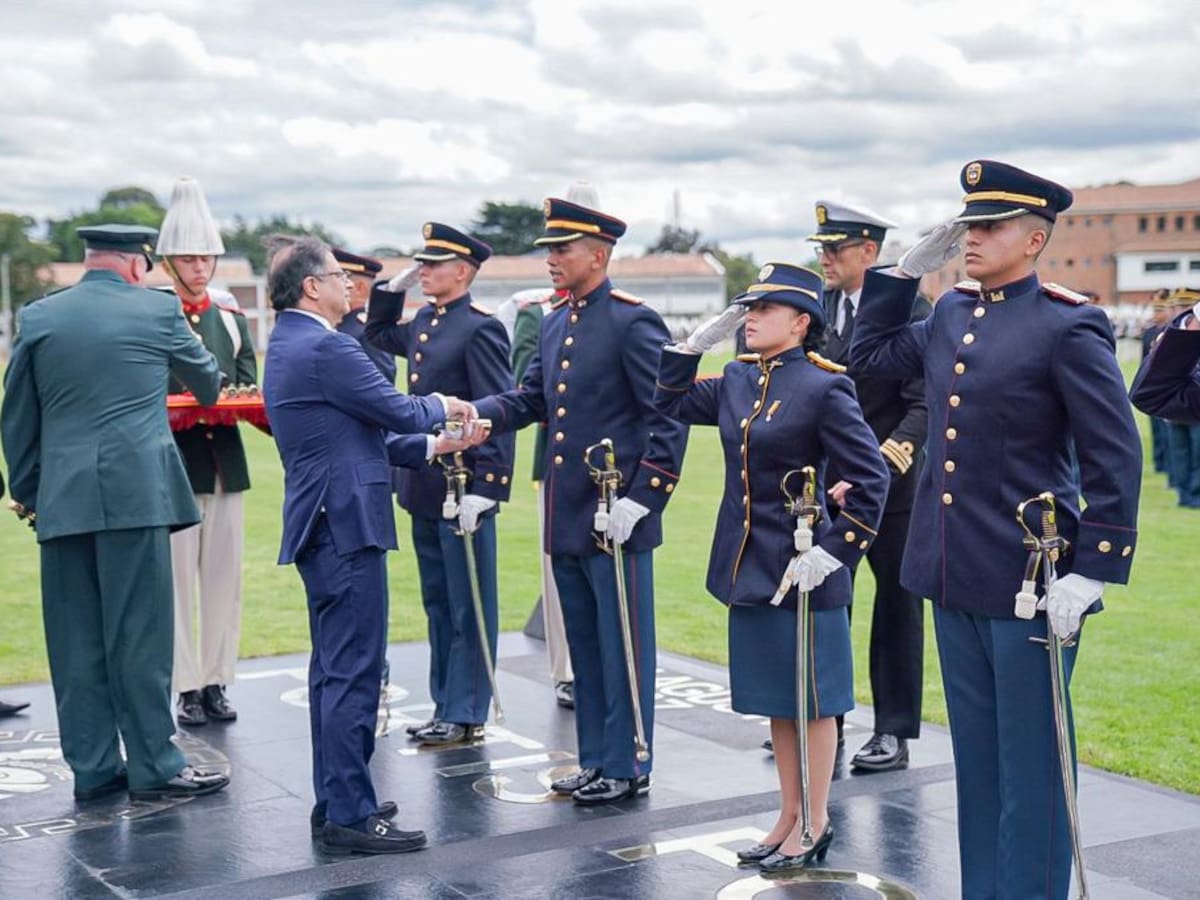Ante el presidente Petro se graduaron 235 subtenientes del Ejército