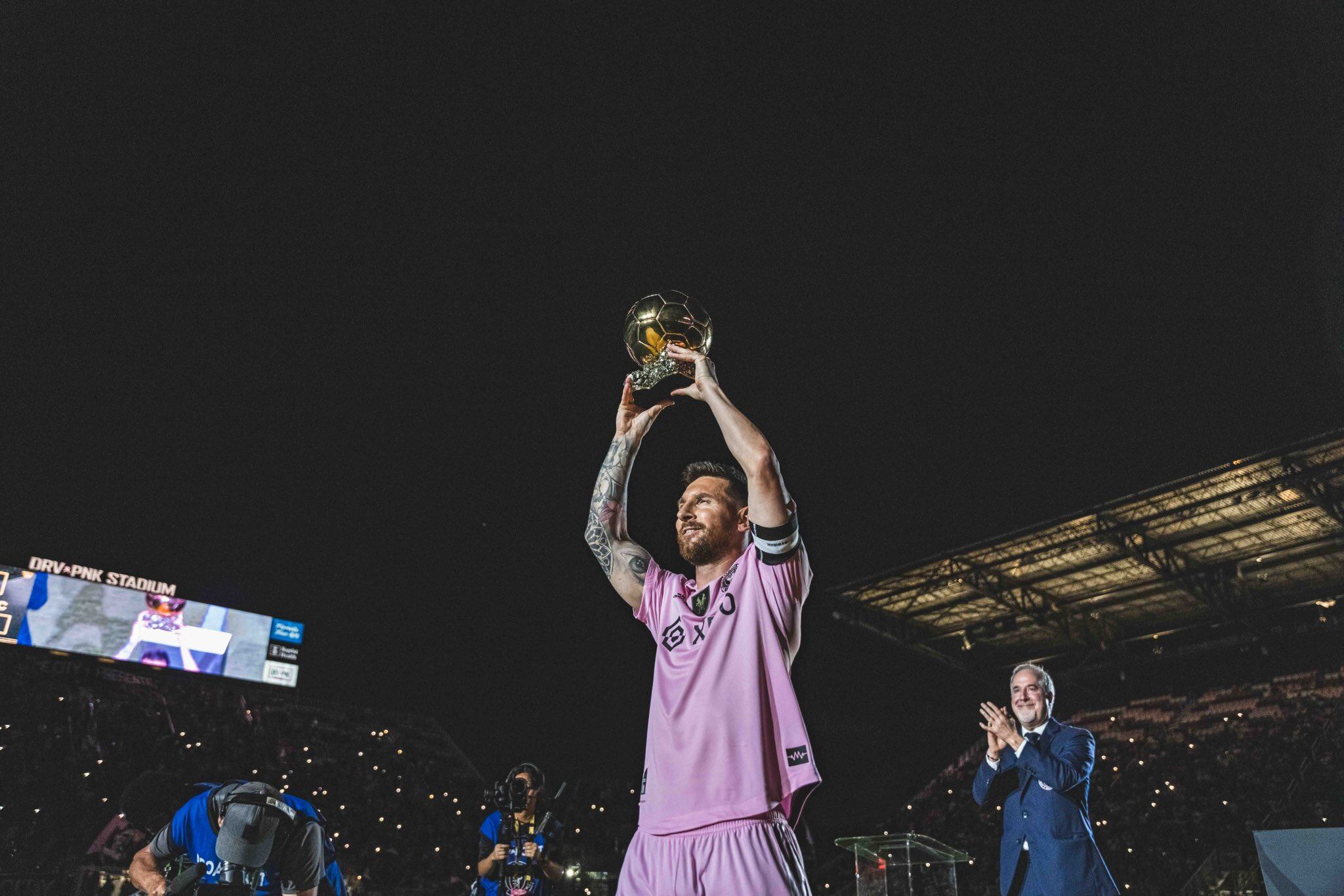 Lionel Messi presenta su octavo Balón de Oro a la afición del Inter de Miami este 10 de nolviembre de 2023. Foto: Twitter oficial Inter Miami.