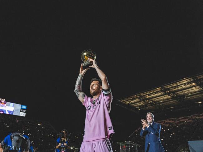Lionel Messi presenta su octavo Balón de Oro a la afición del Inter de Miami este 10 de nolviembre de 2023. Foto: Twitter oficial Inter Miami.