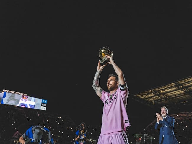 Lionel Messi presenta su octavo Balón de Oro a la afición del Inter de Miami este 10 de nolviembre de 2023. Foto: Twitter oficial Inter Miami.