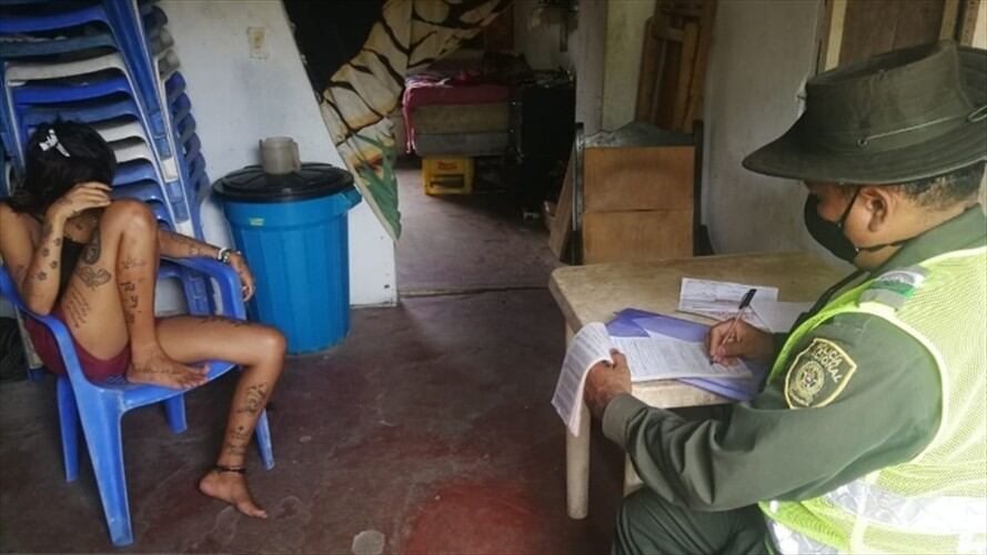 Investigan a mujer por presunto maltrato animal a un ave. Foto: Policía Nacional