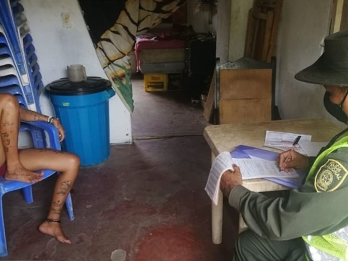 Investigan a mujer por presunto maltrato animal a un ave