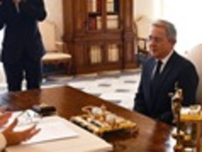 El papa Francisco, Álvaro Uribe y Juan Manuel Santos. Foto: Associated Press - AP