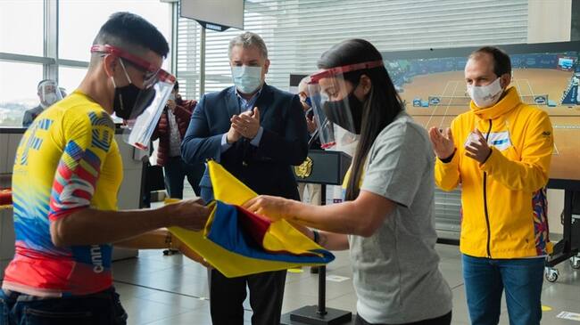 Mariana Pajón y Sergio Higuita recibieron el pabellón nacional antes de viajar a Europa. Foto: Cortesía Presidencia