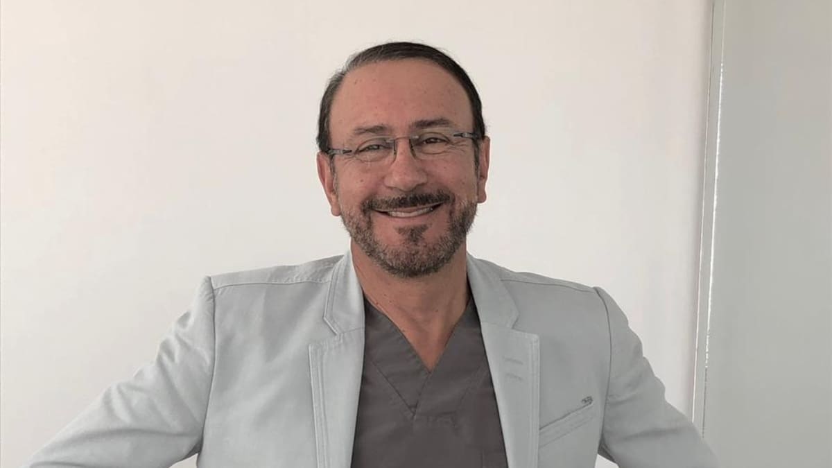 ¿En qué ocasiones se recomienda explantar las prótesis mamarias? Responde un experto