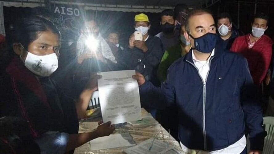 Luis Enrique Yalanda, líder Misak y el viceministro del Interior, Carlos Baena, encabezaron la firma del acuerdo . Foto: Aiso