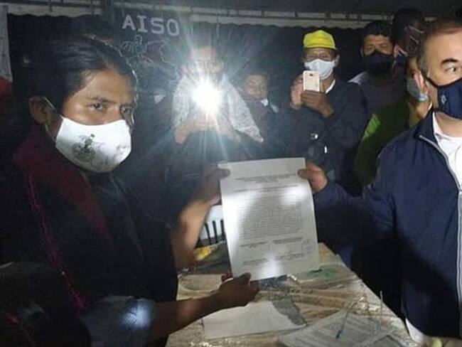 Luis Enrique Yalanda, líder Misak y el viceministro del Interior, Carlos Baena, encabezaron la firma del acuerdo . Foto: Aiso