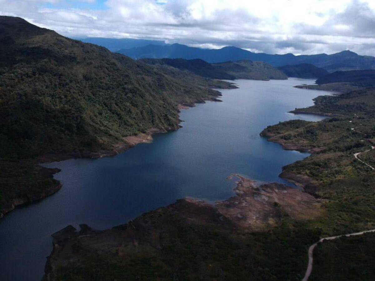 Alcalde Carlos Fernando Galán alerta sobre aumento en consumo de agua en Bogotá