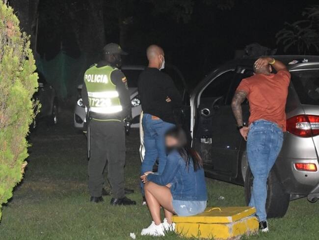 Las personas presentes en la fiesta recibieron comparendos por infringir las medidas de salud pública adoptadas por el coronavirus. Foto: Alcaldía Jamundí