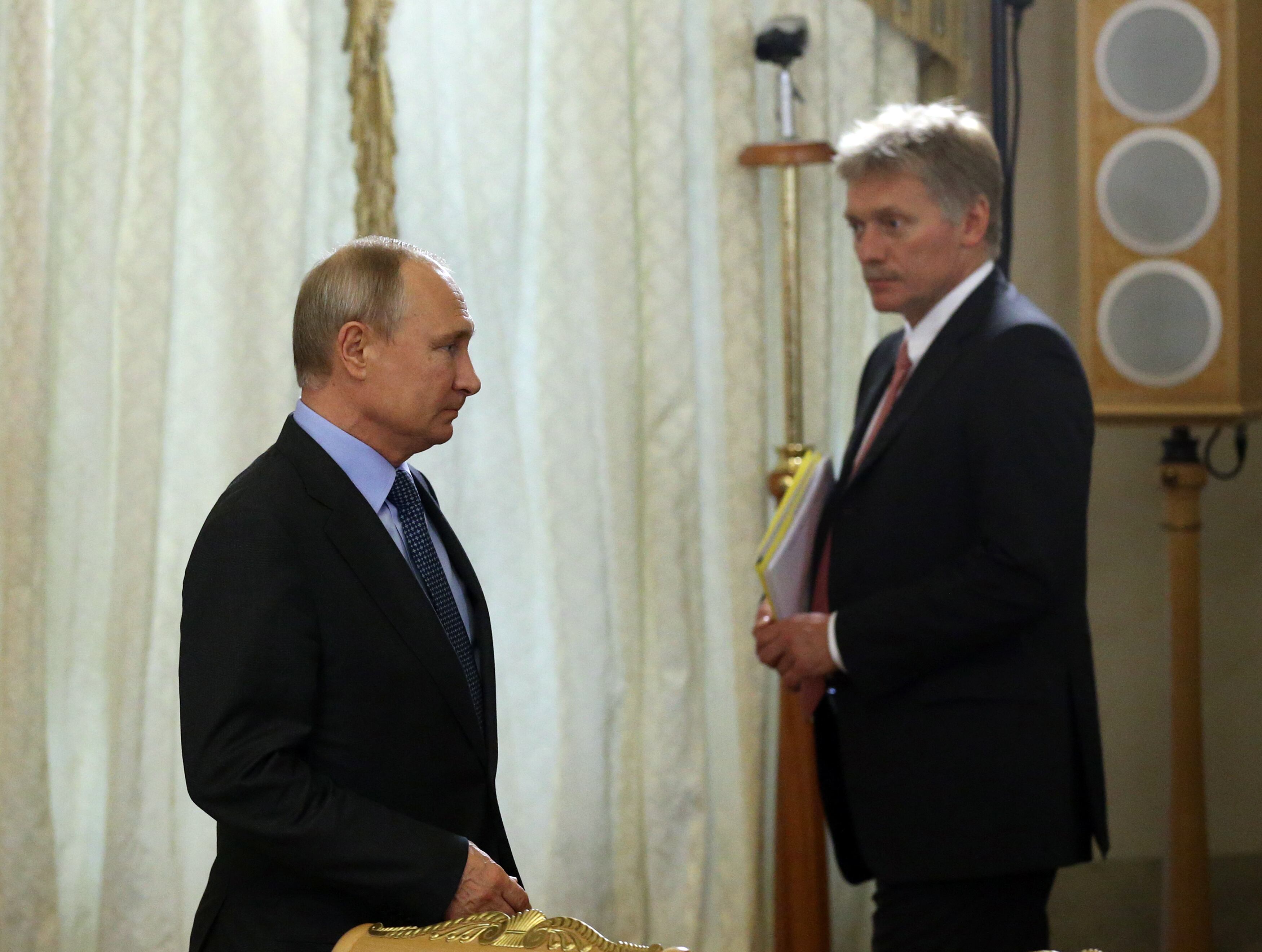 Foto de referencia de Dmitri Peskov, el portavoz del Kremlin, junto a Vladimir Putin, presidente de Rusia. (Photo by Mikhail Svetlov/Getty Images)